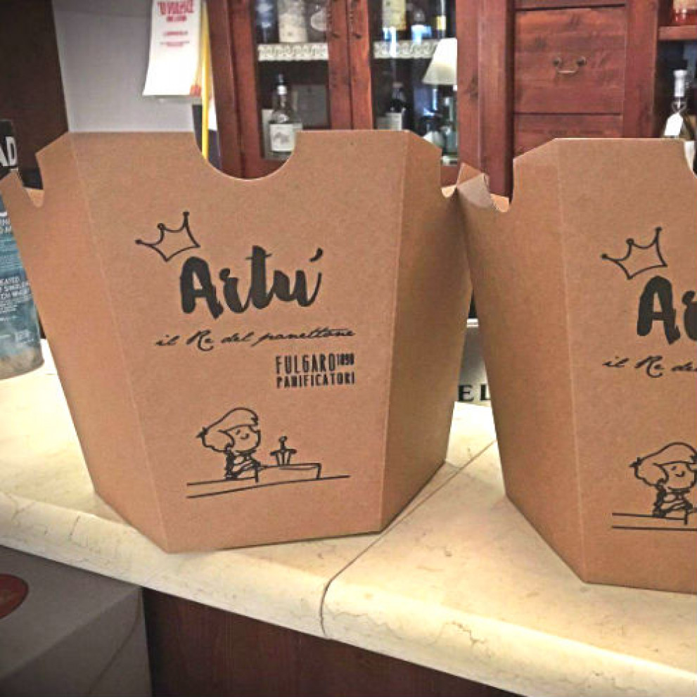 Panettone artigianale all’olio EVO con cioccolato bianco e fragoline Panettone artigianale all’olio EVO con cioccolato bianco e fragoline